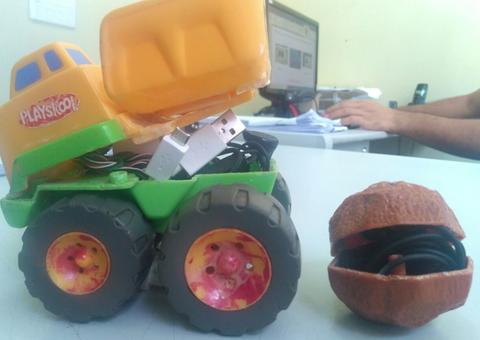 Mulher é flagrada tentando entrar no CDPM com material escondido em brinquedo de criança