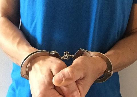 Professor é preso após ser flagrado com sobrinha de 13 anos no motel