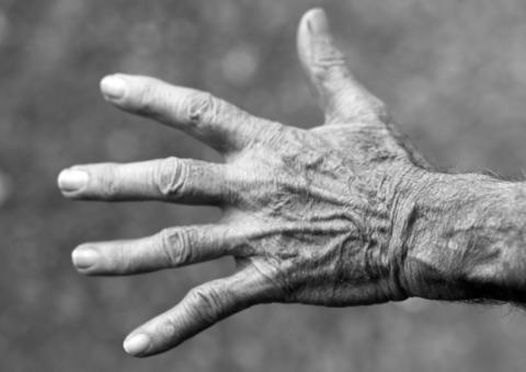 Homem é preso após ser flagrado estuprando idosa dentro de residência