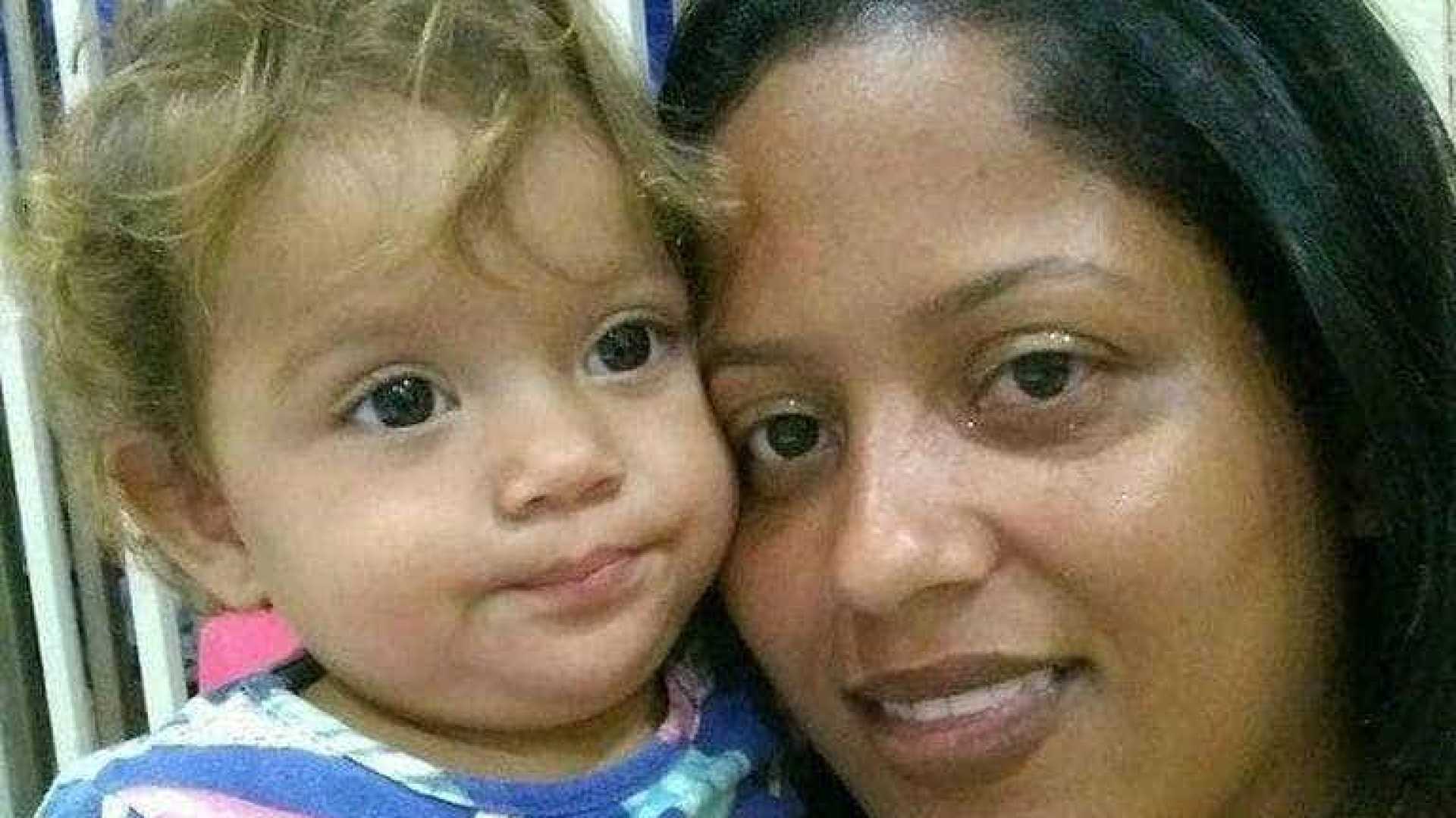 Mãe e bebê de um ano são mortas a facadas dentro de apartamento