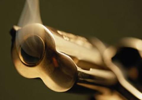 Sem roupa, homem invade café e mata 4 pessoas a tiros nos EUA