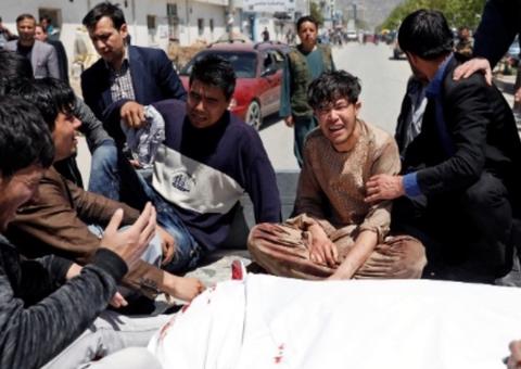 Estado Islâmico reivindica autoria de atentado que matou mais de 50  no Afeganistão