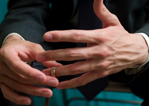   Pai de 9 filhos pede divórcio após descobrir que é estéril 