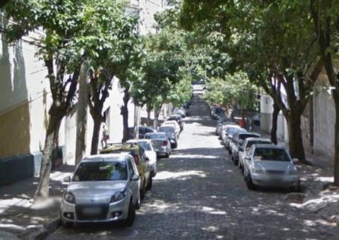 Dois corpos são encontrados dentro de um táxi no Estácio