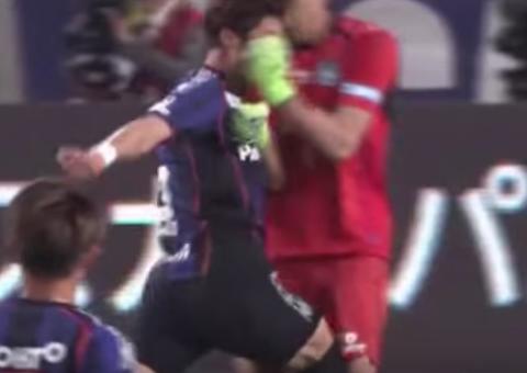 Jogador de seleção sofre choque violento e pode ficar fora da Copa; Veja vídeo