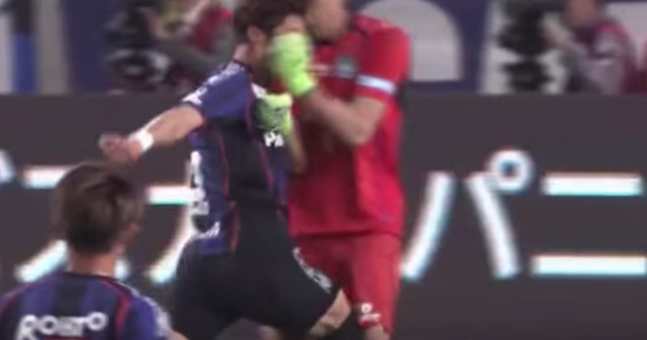 Jogador de seleção sofre choque violento e pode ficar fora da Copa; Veja vídeo