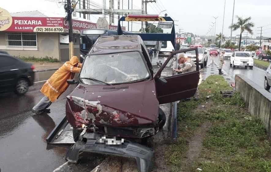 Carro se choca contra passarela em avenida de Manaus
