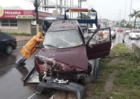 Carro se choca contra passarela em avenida de Manaus