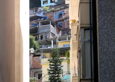 Bandidos invadem apartamento e fazem refém 