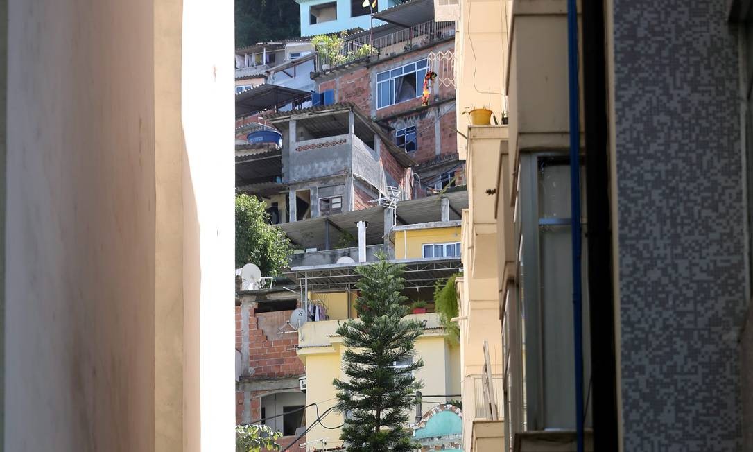 Bandidos invadem apartamento e fazem refém 