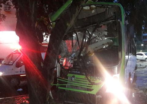 Em Manaus, ônibus colide com árvore e passageiro fica ferido