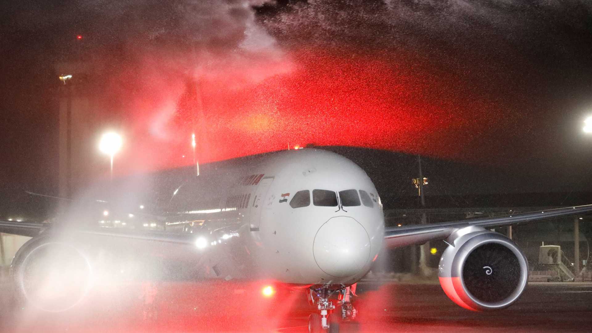 Janela de avião é arrancada durante turbulência