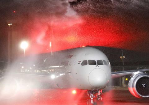 Janela de avião é arrancada durante turbulência