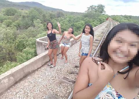 Adolescentes caem de ponte ao tirar selfie 