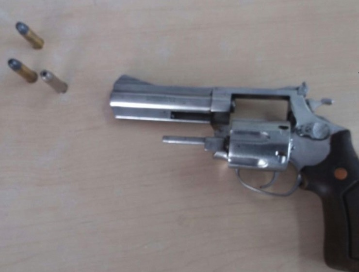 PM's encontram arma e munições em entrada de residencial em Manaus