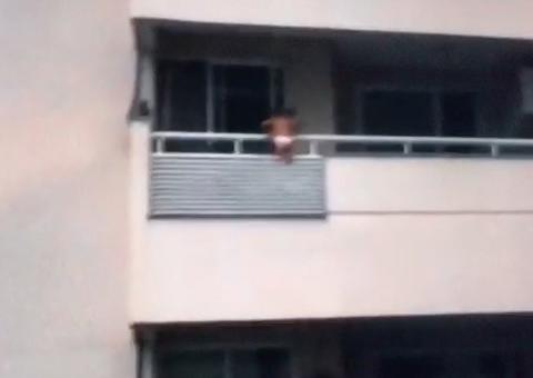 Vídeo chocante mostra bebê pendurado em varanda de apartamento em Manaus