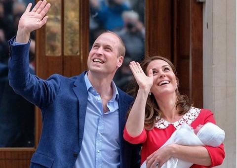 Kate Middleton e William deixam hospital com 3º filho no colo