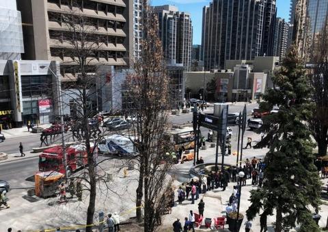 Van sobe em calçada e atropela pedestre em Toronto