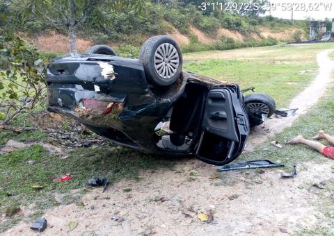 Assaltantes roubam carro e são detidos ao capotar veículo em Manaus 