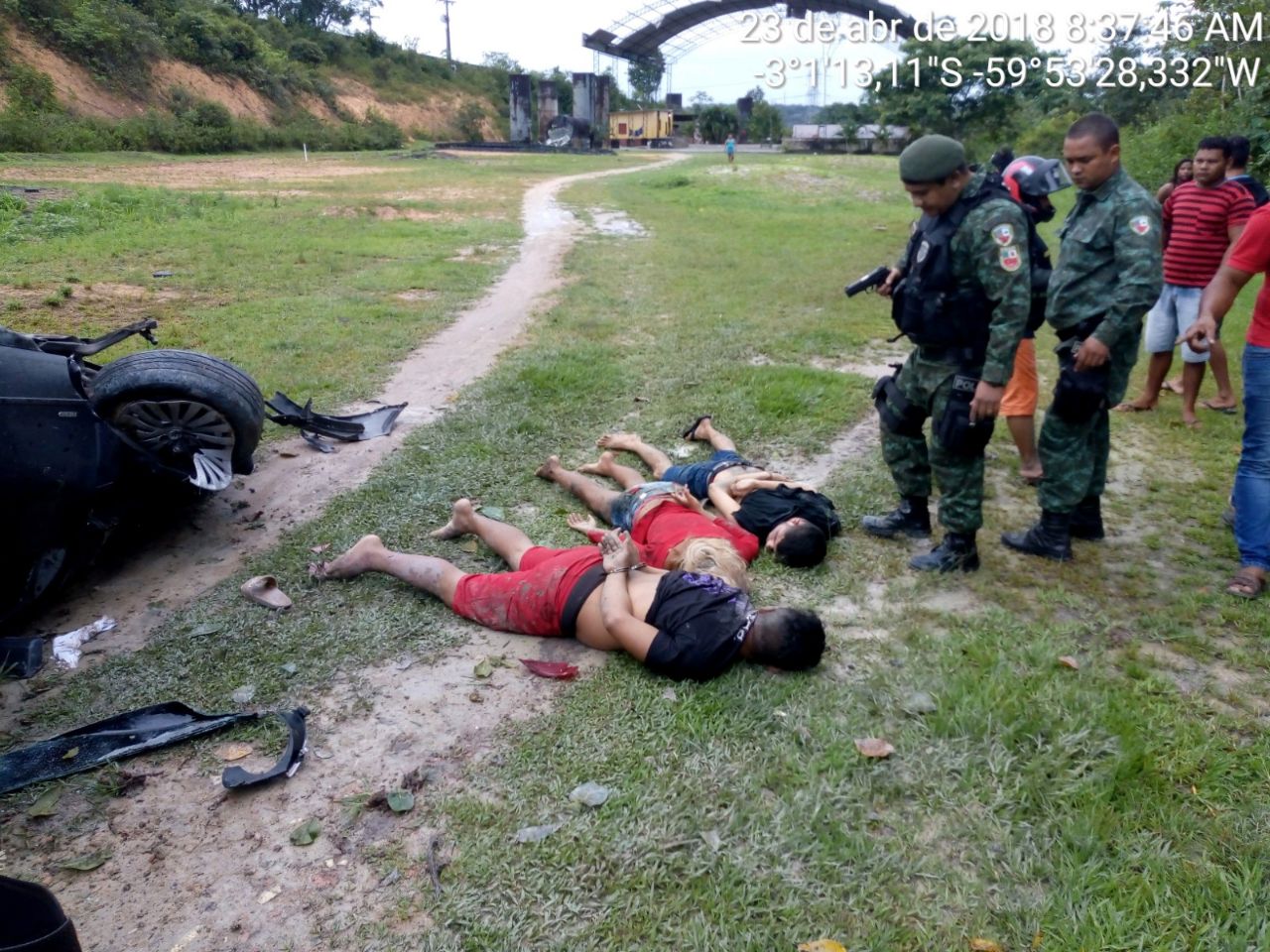 Assaltantes roubam carro e são detidos ao capotar veículo em Manaus 