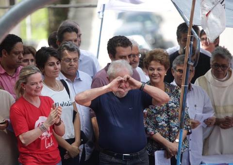 Juíza veta visitas de Dilma, Ciro, Gleisi e deputados na cela de Lula