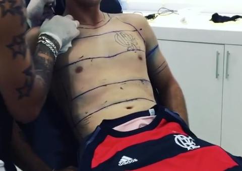  Após 1 ano, torcedor finaliza tatuagem de camisa do Flamengo em tamanho real