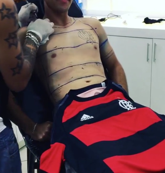  Após 1 ano, torcedor finaliza tatuagem de camisa do Flamengo em tamanho real