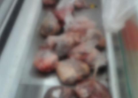 Supermercado é flagrado com 175kg de carne estragada durante fiscalização em Manaus