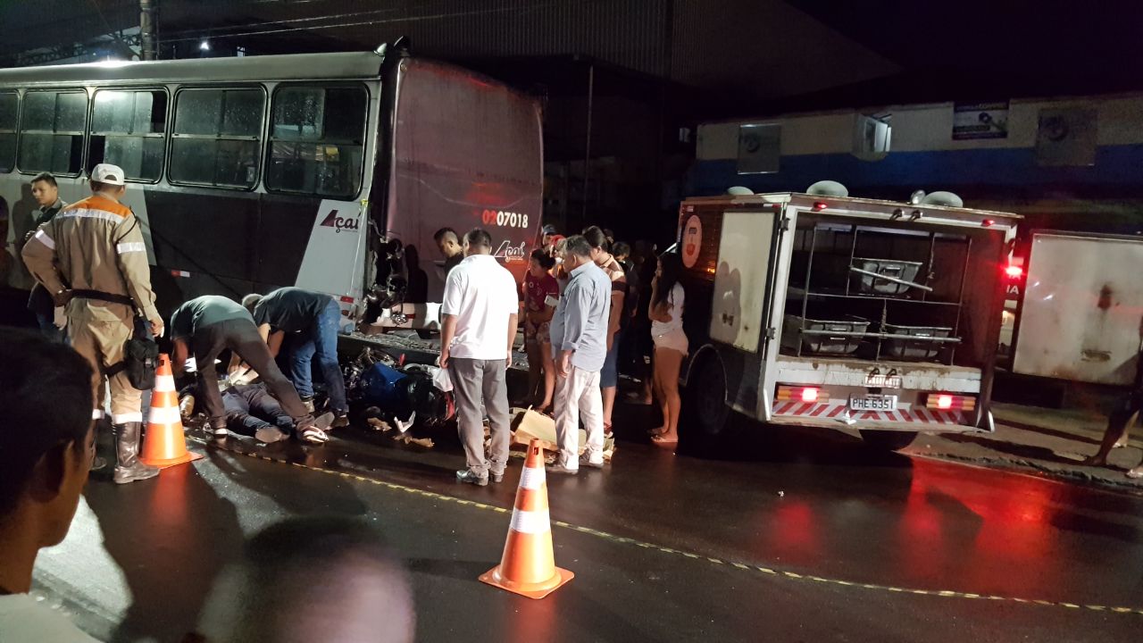Motociclista morre após ser 'jogado' contra ônibus em Manaus