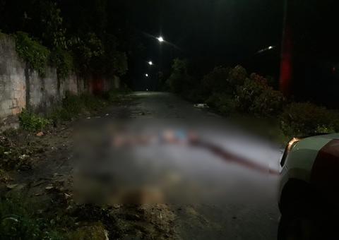 Com tiro no olho, corpo de homem é encontrado por populares em Manaus
