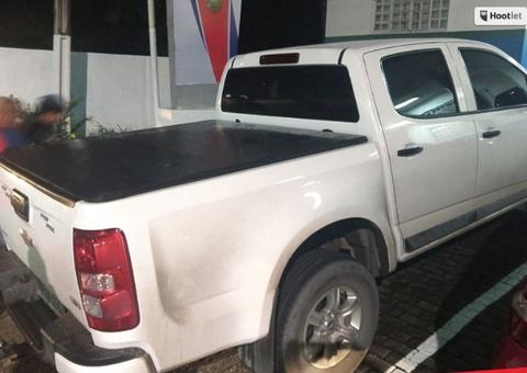 Dupla é presa com carro roubado e arma de fogo em Manaus 