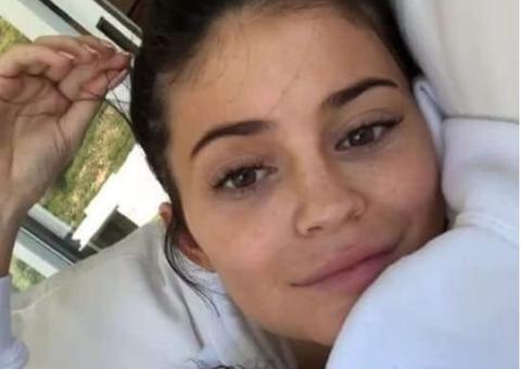 Sem maquiagem, Kylie Jenner aparece em vídeo fofo com a filha