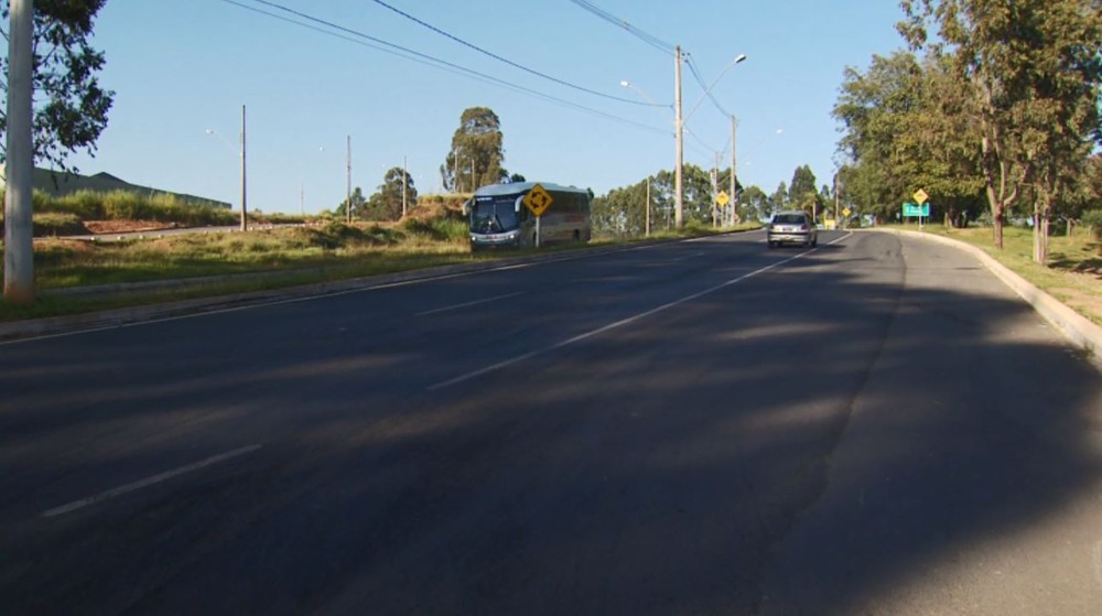 Criança de 3 anos foge de creche e atravessa avenida sozinha