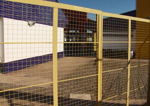 Criança de 3 anos foge de creche e atravessa avenida sozinha