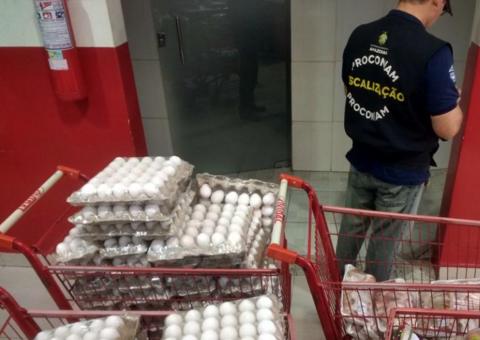 Procon multa 3 supermercados por produtos e carnes vencidas em Manaus