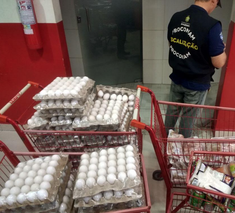 Procon multa 3 supermercados por produtos e carnes vencidas em Manaus