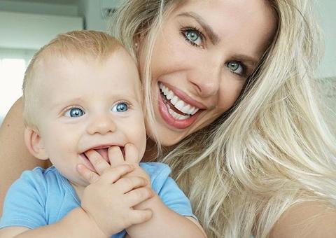 Karina Bacchi mostra foto antiga e impressiona com semelhança com filho