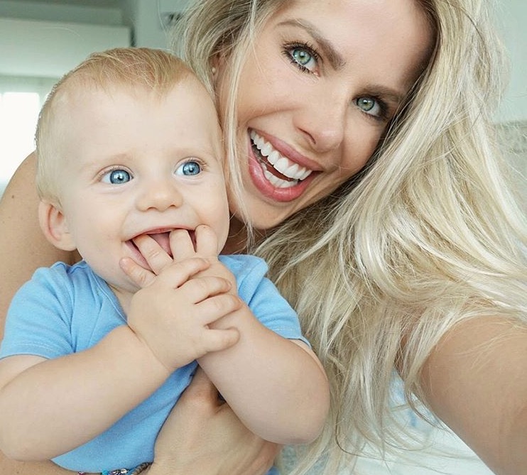 Karina Bacchi mostra foto antiga e impressiona com semelhança com filho