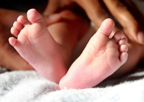 Pai e bebê são esfaqueados durante confusão em chá de bebê