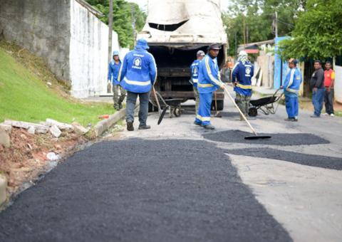 Bairros recebem mutirões de tapa-buraco nesta semana em Manaus