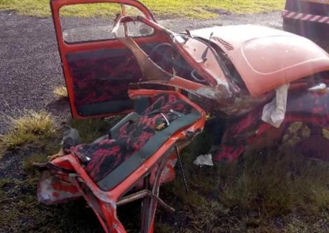 Carro é partido ao meio durante acidente e milagre acontece com motorista