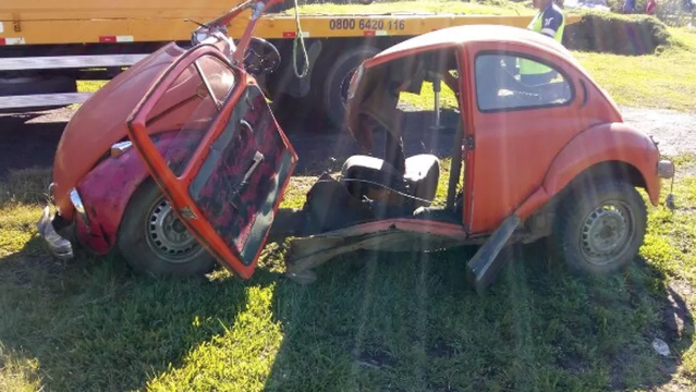 Carro é partido ao meio durante acidente e milagre acontece com motorista