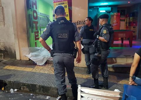 Homem é executado a tiros na frente de boate de striptease em Manaus