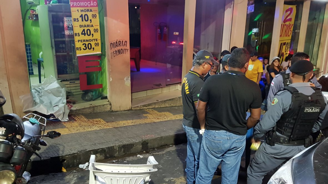 Homem é executado a tiros na frente de boate de striptease em Manaus