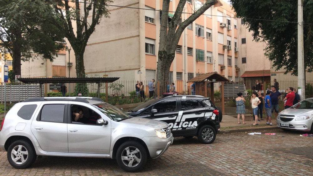 Mãe e filha são encontradas mortas em apartamento 