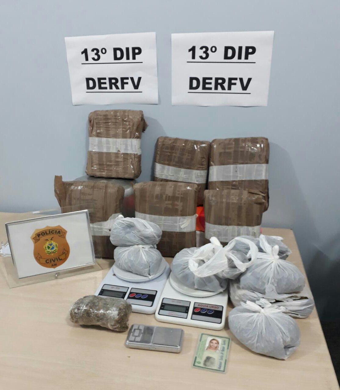 Homem é preso com mais de 10 kg de maconha escondido em mala no quarto de casa em Manaus 