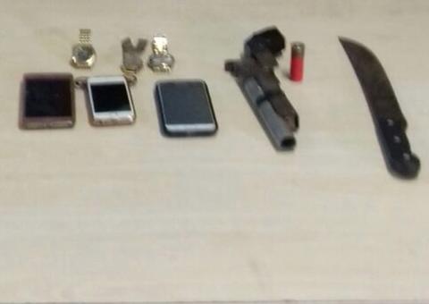 Com faca e arma caseira, trio invade ônibus e assalta passageiros em Manaus