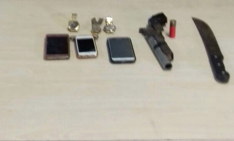 Com faca e arma caseira, trio invade ônibus e assalta passageiros em Manaus