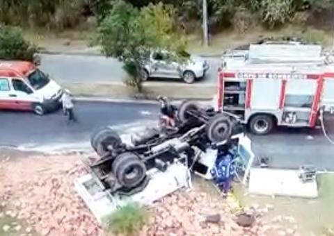 Carreta tomba e motorista fica preso às ferragens em Manaus