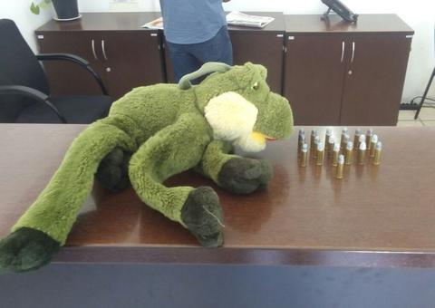 Polícia apreende munições dentro de bicho de pelúcia doado a entidade infantil